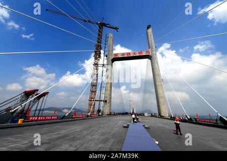 Les travailleurs chinois au travail du détroit de Pingtan Pont rail-route, la plus longue du monde cross-mer route-rail bridge, à Fuzhou City, au sud-est de Fujian en Chine Banque D'Images