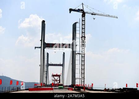 Les travailleurs chinois au travail du détroit de Pingtan Pont rail-route, la plus longue du monde cross-mer route-rail bridge, à Fuzhou City, au sud-est de Fujian en Chine Banque D'Images