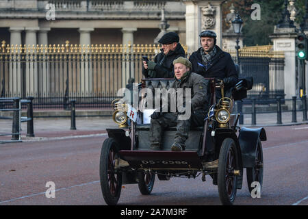 Londres, Royaume-Uni. 06Th Nov, 2019. Un vieux manèges automobile devant le palais de Buckingham au cours de la London to Brighton Veteran Car Run 2019. Pre-1905 véhicules participant à l'exécution la plus longue du monde événement automobile Hyde Park à gauche dans les premières heures de faire l'historique 60-mile voyage à Brighton. (Photo par Laura Chiesa/Pacific Press) Credit : Pacific Press Agency/Alamy Live News Banque D'Images