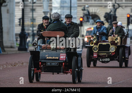 Londres, Royaume-Uni. 06Th Nov, 2019. Un vieux manèges automobile devant le palais de Buckingham au cours de la London to Brighton Veteran Car Run 2019. Pre-1905 véhicules participant à l'exécution la plus longue du monde événement automobile Hyde Park à gauche dans les premières heures de faire l'historique 60-mile voyage à Brighton. (Photo par Laura Chiesa/Pacific Press) Credit : Pacific Press Agency/Alamy Live News Banque D'Images