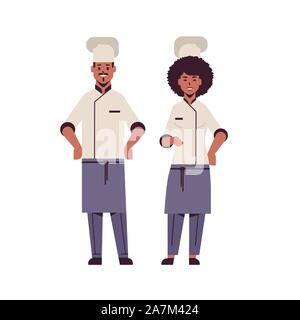 Deux cuisiniers cuisiniers professionnels se tenant ensemble african american man woman restaurant cuisine en uniforme la cuisson la télévision concept vector illustration pleine longueur Illustration de Vecteur