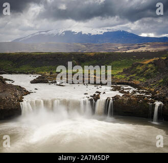 Cascade Thjofafoss avec volcan Hekla sur le dessus, un joyau caché dans l'Islande Banque D'Images