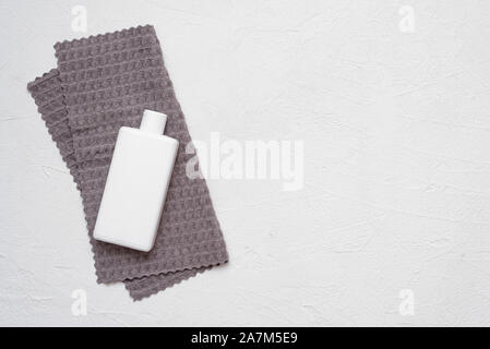 La vaisselle télévision jeter l'arrière-plan. Bouteille de détergent, toweд sur fond blanc avec l'exemplaire de l'espace. Banque D'Images