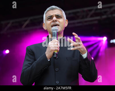 Maire de Londres Sadiq Khan foules adresses tandis que sur scène lors de la fête du Diwali sur la place, à Trafalgar Square, Londres. Banque D'Images