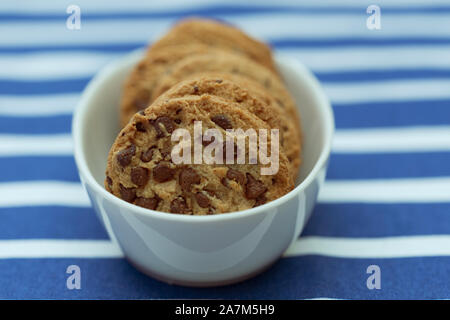 Les cookies au chocolat maison dans une assiette de porcelaine. Libre. Banque D'Images