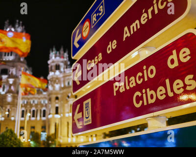 Palacio de Cibeles à Madrid Espagne la nuit direction Banque D'Images