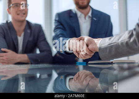 Close up. business handshake sur le bureau 24 Banque D'Images