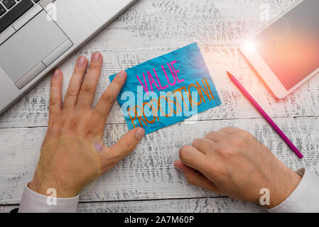 Écrit remarque montrant Proposition de valeur. Concept d'affaires pour l'innovation publique destiné faire produit attrayante hold remarque près de papier écrit equ Banque D'Images