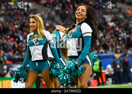 Londres, Royaume-Uni. 3 novembre 2019. Jacksonville cheerleaders durant la première moitié du match NFL Houston Texans v Jacksonsville Jaguars au stade de Wembley, jeu 4 de cette année, les jeux de NFL. Crédit : Stephen Chung / Alamy Live News Banque D'Images