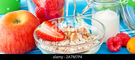 Le petit-déjeuner avec des fruits et du yogourt comme bannière d'arrière-plan Banque D'Images