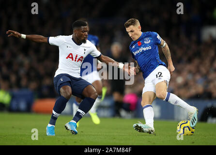 Serge Aurier de Tottenham Hotspur (à gauche) et d'Everton Lucas digne de la bataille pour la balle au cours de la Premier League match à Goodison Park, Liverpool. Banque D'Images