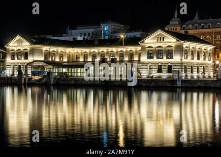 HELSINGBORG, Suède - le 29 octobre 2019 : la nuit, scène de l'ancienne maison des douanes au centre-ville de Helsingborg. Banque D'Images