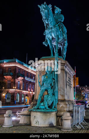 HELSINGBORG, Suède - le 29 octobre 2019 : scène de nuit, le centre-ville d''Helsingborg du Magnus Stenbock statue. Banque D'Images