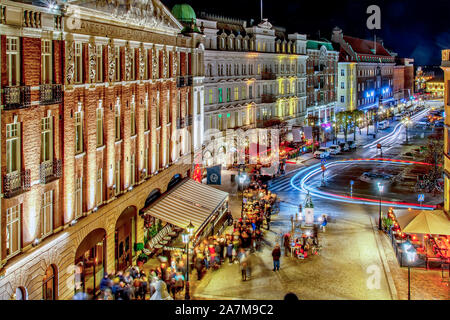 HELSINGBORG, Suède - le 29 octobre 2019 : scène de rue nocturne de Helsingborg centre ville place principale. Banque D'Images