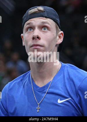 Paris, France. 06Th Nov, 2019. Denis canadien Shapovalov pauses pendant son match de championnat contre Novak Djokovic de la Serbie lors de la Rolex Masters de Paris à Paris le dimanche, Novembre 3, 2019. Shapovalov défait Djokovic 6-3, 6-4 pour remporter son 5ème tournoi Masters de Paris. Photo de David Silpa/UPI UPI : Crédit/Alamy Live News Banque D'Images