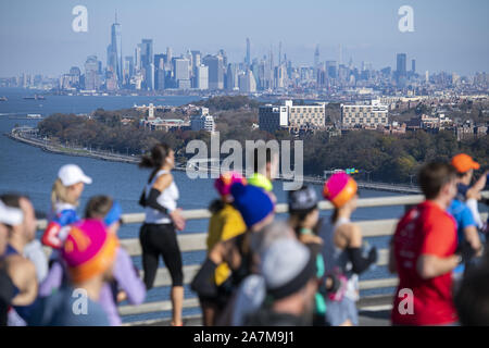 New York, États-Unis. 06Th Nov, 2019. Avec Manhattan en arrière-plan, les coureurs traversent le Verrazano Bridge, à la TCS NYRR New York City Marathon de New York le dimanche, Novembre 3, 2019. Plus de 50 000 coureurs de la ville de New York et du monde entier se course à travers les cinq quartiers sur un parcours qui serpente dans le Verrazano Bridge avant de franchir la ligne d'arrivée par Tavern on the Green dans Central Park. Photo par Corey Sipkin/UPI UPI : Crédit/Alamy Live News Banque D'Images