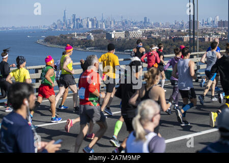 New York, États-Unis. 06Th Nov, 2019. Avec Manhattan en arrière-plan, les coureurs traversent le Verrazano Bridge, à la TCS NYRR New York City Marathon de New York le dimanche, Novembre 3, 2019. Plus de 50 000 coureurs de la ville de New York et du monde entier se course à travers les cinq quartiers sur un parcours qui serpente dans le Verrazano Bridge avant de franchir la ligne d'arrivée par Tavern on the Green dans Central Park. Photo par Corey Sipkin/UPI UPI : Crédit/Alamy Live News Banque D'Images