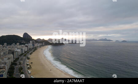 Paysage urbain de Rio de Janeiro, la célèbre plage de copacabana, en début de matinée, en journée nuageux. Capturé avec un drone montrant le panorama de la ville. Banque D'Images