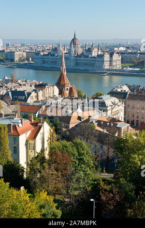 Vue depuis la colline du château de Budapest sur le Danube à l'édifice du Parlement Banque D'Images