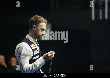 Yushan, province de Jiangxi en Chine. 29Th sep 2019. Judd Trump d'Angleterre les craies son cue lors de la finale contre l'Thepchaiya Un-Nooh de Thaïlande au 2019 World Snooker Ouvrir dans Yushan, la Chine de l'est la province, le 3 novembre 2019. Credit : Zhou Mi/Xinhua/Alamy Live News Banque D'Images