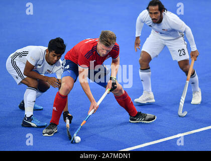 Londres, Royaume-Uni. Nov 03, 2019. Ollie Willars de Grande-bretagne (centre) au cours de match de qualification olympique de la FIH : Grande-Bretagne contre la Malaisie (hommes) à Lea Valley Hockey et Tennis Center le dimanche, Novembre 03, 2019 à Londres en Angleterre. Credit : Taka G Wu/Alamy Live News Banque D'Images