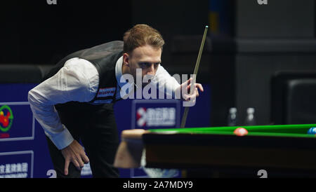 Yushan, province de Jiangxi en Chine. 29Th sep 2019. Judd Trump d'Angleterre observe au cours de la finale contre l'Thepchaiya Un-Nooh de Thaïlande au 2019 World Snooker Ouvrir dans Yushan, la Chine de l'est la province, le 3 novembre 2019. Credit : Zhou Mi/Xinhua/Alamy Live News Banque D'Images