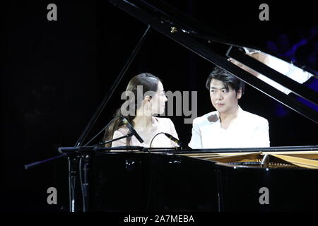 Le pianiste chinois Lang Lang, droite, et sa femme Gina Alice, Gauche, conduite piano à quatre mains au Concert de Lang Lang et ses amis en 2019, Shanghai Banque D'Images