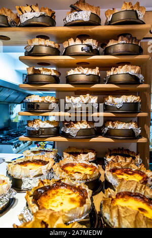 Célèbre gâteau au fromage basque brûlé à La Viña, San Sebastian, Espagne Banque D'Images