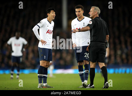 Arbitre Martin Atkinson vérifie le VAR après un défi sur le Fils de Tottenham Hotspur Heung-min (à gauche) au cours de la Premier League match à Goodison Park, Liverpool. Banque D'Images