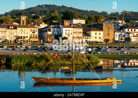 Bateau. Ponte de Lima, Portugal. Voir à partir de la rivière Lima Banque D'Images