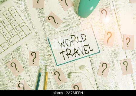 La main conceptuel montrant World Travel. Le mouvement des sens Concept montrant entre lieux géographiques éloignés des outils d'écriture et scribbl Banque D'Images