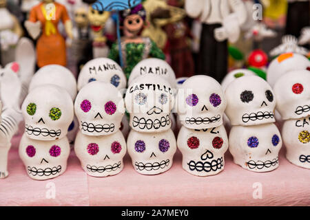 Petit squelette sucre en vente sur un stand pour célébrer le Jour de la fête des morts connus en espagnol comme día de muertos 2 novembre 2013, à Oaxaca, au Mexique. Banque D'Images