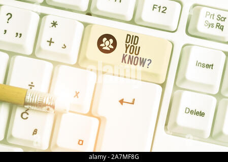 La main conceptuel montrant le saviez-vous question. Relations sérieuses in signification du concept d'information Faits et chiffres blanc Connaissances générales note avec clavier pc Banque D'Images