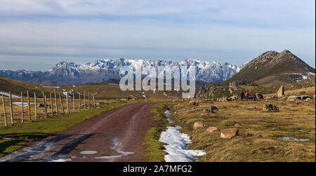 Paysage avec les montagnes enneigées en Cantabrie, Espagne Banque D'Images
