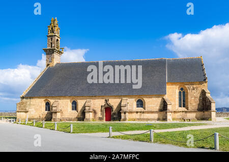 Camaret-sur-Mer, la chapelle près de la mer, dans le port, belle ville française en Bretagne Banque D'Images