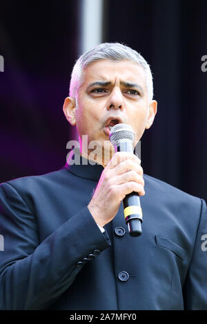 Londres, Royaume-Uni. 06Th Nov, 2019. Sadiq Khan, Maire de Londres s'exprimant lors de l'événement.Diwali un festival annuel des célébrations de la lumière a réuni des centaines de personnes de toutes les communautés et a été accueilli par le maire de Londres, à Trafalgar Square. Credit : SOPA/Alamy Images Limited Live News Banque D'Images