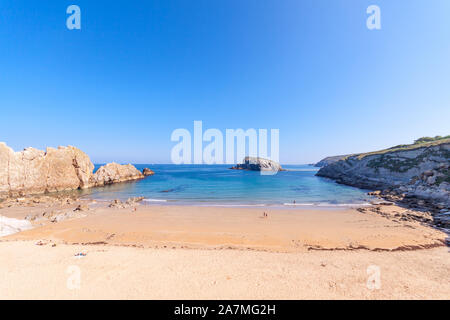 Quartier calme et belle plage isolée en Cantabrie, Espagne Banque D'Images