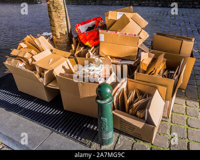 Pile de boîtes de carton on city street dans l'attente des ordures, Bruxelles, Belgique. Banque D'Images