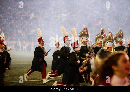 Bloomington, États-Unis. 09Th Nov, 2019. Indiana University's band fonctionne sur le champ avant de la NCAA college football match au Memorial Stadium à Bloomington.Les Hoosiers battre les Wildcats 34-3. Credit : SOPA/Alamy Images Limited Live News Banque D'Images