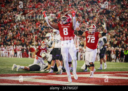 Bloomington, États-Unis. 09Th Nov, 2019. Indiana University's Stevie Scott (8) marque un touchdown contre le nord-ouest au cours de la NCAA college football match au Memorial Stadium à Bloomington.Les Hoosiers battre les Wildcats 34-3. Credit : SOPA/Alamy Images Limited Live News Banque D'Images