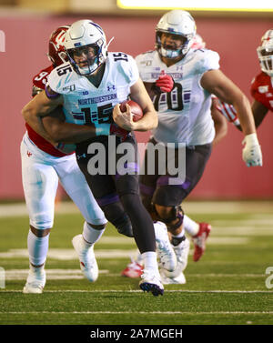 Bloomington, États-Unis. 09Th Nov, 2019. Indiana University's Allen Stallings IV (99) s'attaque à la Northwestern Hunter Johnson (15) au cours de la NCAA college football match au Memorial Stadium à Bloomington.Les Hoosiers battre les Wildcats 34-3. Credit : SOPA/Alamy Images Limited Live News Banque D'Images