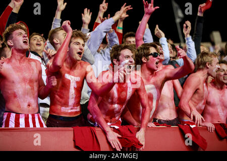 Bloomington, États-Unis. 09Th Nov, 2019. L'Université de l'Indiana fans cheer après UI pris possession du ballon lors de la NCAA college football match au Memorial Stadium à Bloomington.Les Hoosiers battre les Wildcats 34-3. Credit : SOPA/Alamy Images Limited Live News Banque D'Images