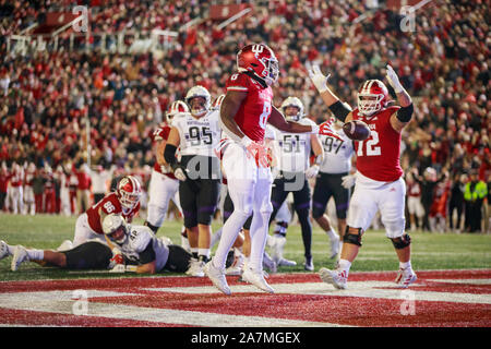 Bloomington, États-Unis. 09Th Nov, 2019. Indiana University's Stevie Scott (8) marque un touchdown contre le nord-ouest au cours de la NCAA college football match au Memorial Stadium à Bloomington.Les Hoosiers battre les Wildcats 34-3. Credit : SOPA/Alamy Images Limited Live News Banque D'Images