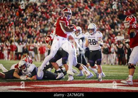 Bloomington, États-Unis. 09Th Nov, 2019. Indiana University's Stevie Scott (8) marque un touchdown contre le nord-ouest au cours de la NCAA college football match au Memorial Stadium à Bloomington.Les Hoosiers battre les Wildcats 34-3. Credit : SOPA/Alamy Images Limited Live News Banque D'Images