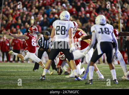 Bloomington, États-Unis. 09Th Nov, 2019. Indiana University's Logan Daniel (82) Un coup d'objectif sur le terrain contre le nord-ouest au cours de la NCAA college football match au Memorial Stadium à Bloomington.Les Hoosiers battre les Wildcats 34-3. Credit : SOPA/Alamy Images Limited Live News Banque D'Images