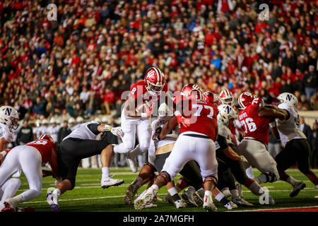 Bloomington, États-Unis. 09Th Nov, 2019. Indiana University's Stevie Scott (8) marque un touchdown contre le nord-ouest au cours de la NCAA college football match au Memorial Stadium à Bloomington.Les Hoosiers battre les Wildcats 34-3. Credit : SOPA/Alamy Images Limited Live News Banque D'Images