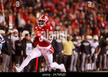 Bloomington, États-Unis. 09Th Nov, 2019. Indiana University's Stevie Scott (8) marque un touchdown contre le nord-ouest au cours de la NCAA college football match au Memorial Stadium à Bloomington.Les Hoosiers battre les Wildcats 34-3. Credit : SOPA/Alamy Images Limited Live News Banque D'Images