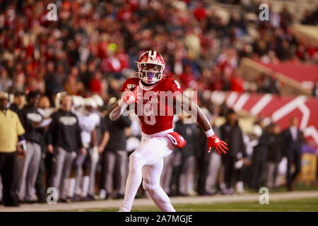 Bloomington, États-Unis. 09Th Nov, 2019. Indiana University's Stevie Scott (8) marque un touchdown contre le nord-ouest au cours de la NCAA college football match au Memorial Stadium à Bloomington.Les Hoosiers battre les Wildcats 34-3. Credit : SOPA/Alamy Images Limited Live News Banque D'Images