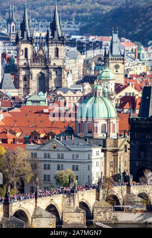 Le pont Charles de Prague et la vieille ville avec l'église Tyn et la tour de l'hôtel de ville ancienne vue sur Prague ville européenne