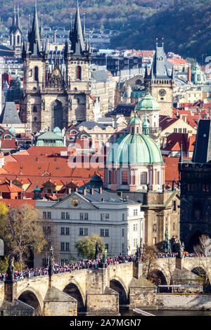 Prague Pont Charles Prague vieille ville Tyn Old Town Church Tour View European City Europe spires architecture scène historique bâtiments toits Banque D'Images